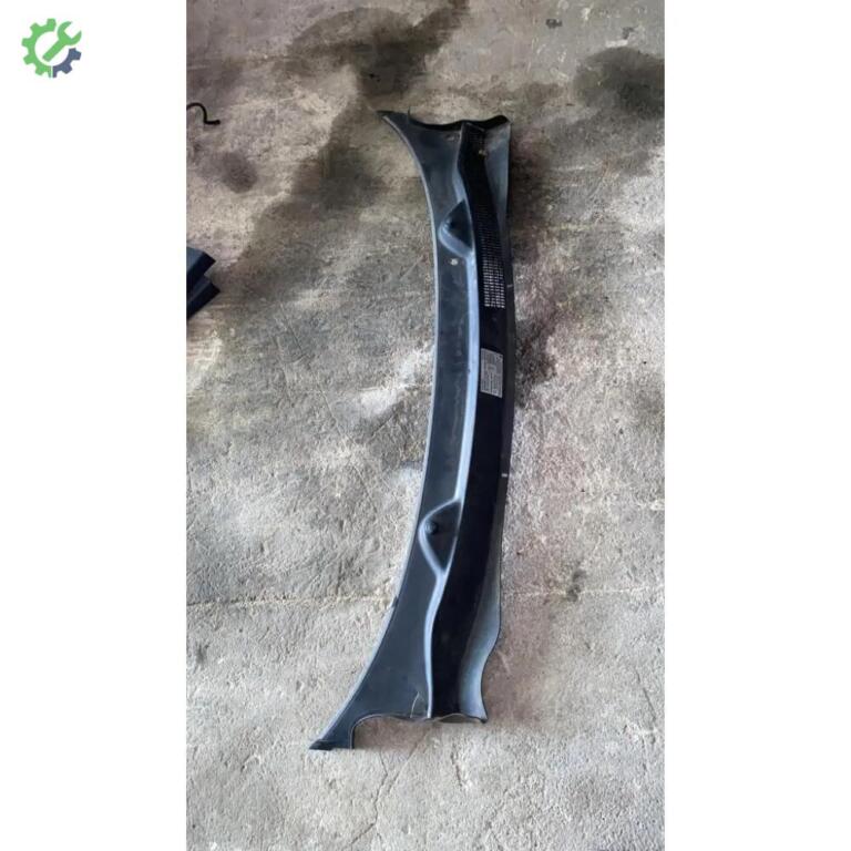 Opel Corsa Cam Önü Izgarası çıkma parça