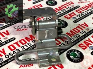 Caddy sol alt kapı menteşesi 1T0831411C