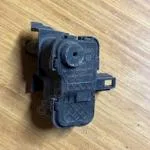 ÇIKMA PORSCHE CAYANNE YAKIT DEPO AÇMA MOTORU 8K0862153F