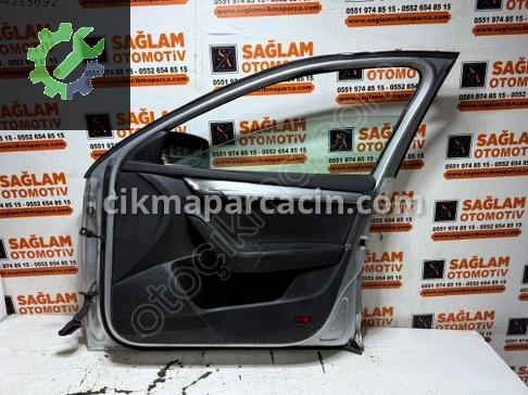 Skoda Octavia Sağ Ön Kapı çıkma parça