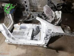 Ford Focus 3 Sağ Ön Çeyrek Kılıç Sacı ve Orta Direk M