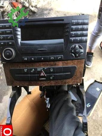 Mercedes-Benz E Serisi Teyp çıkma parça