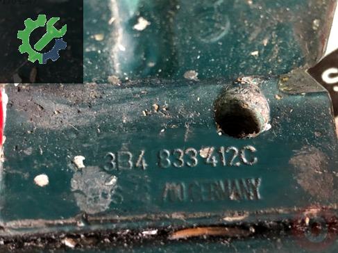 Passat b5 sağ arka alt kapı menteşesi 3B4833412c