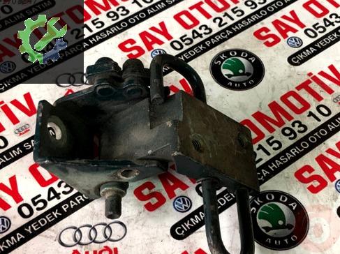 Passat b5 sağ arka alt kapı menteşesi 3B4833412c