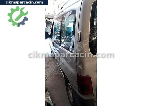 Peugeot 301 Arka Çamurluk çıkma parça