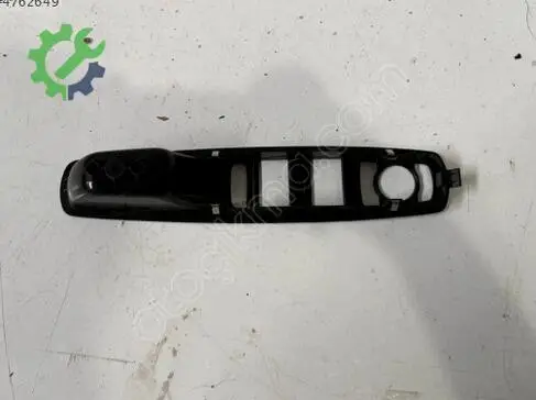 Renault Megane Düğme Çerçevesi 809610006R çıkma parça