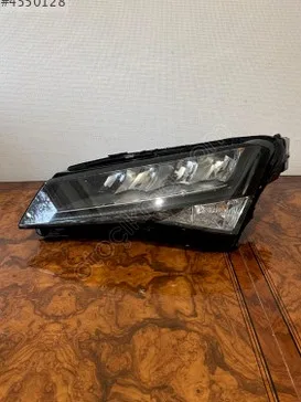 Skoda Superb Sağ Ön Far çıkma parça