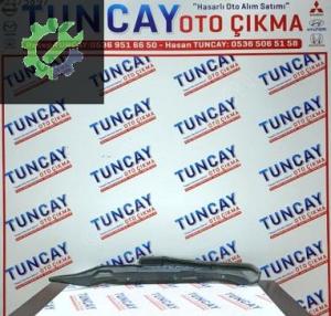 TOYOTA HİLUX SOL ÇAMURLUK İZALATÖRÜ 2015-2019 ÇIKMA PARÇA