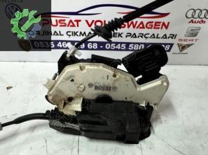 VOLKSWAGEN JETTA ÇIKMA SOL ARKA KAPI KİLİDİ 5K4 839 015