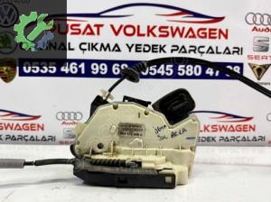 VOLKSWAGEN JETTA ÇIKMA SOL ARKA KAPI KİLİDİ 5K4 839 015 Q