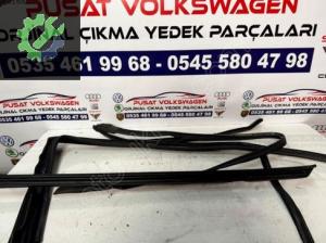 VOLKSWAGEN JETTA SAG ARKA KAPI CAM FİTİLLERİ ÇIKMA