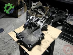 03G903143A Golf Caddy Passat Alternatör Braketi Orijinal