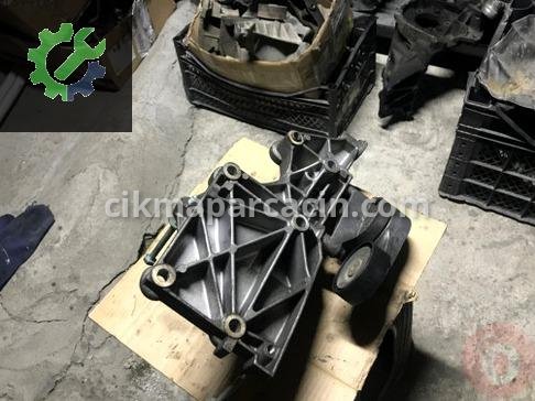 Volkswagen Golf Motor Braketi 03G903139A çıkma parça