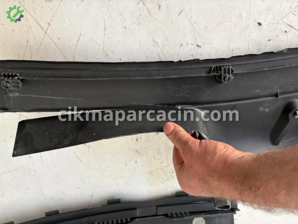 Audi A4 Ön Cam Izgarası çıkma parça