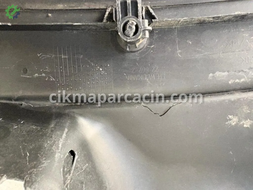 Audi A4 Ön Cam Izgarası çıkma parça