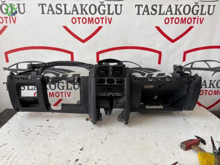 Renault Symbol Torpido çıkma parça