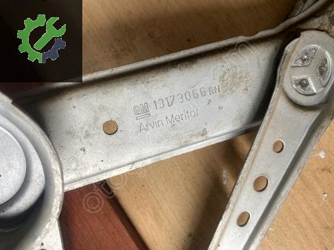 Opel Corsa Sağ Ön Cam Krikosu GM13173066 çıkma parça