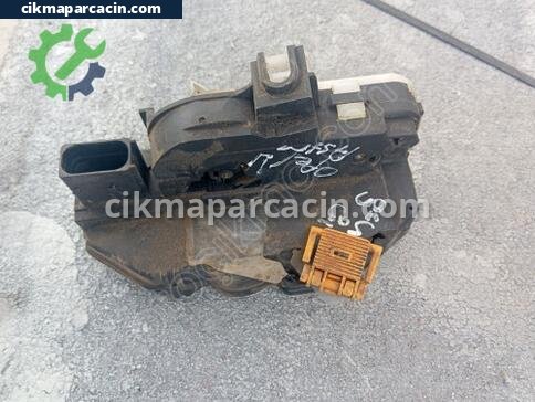 Opel Astra Sağ Ön Kapı Kilidi çıkma parça