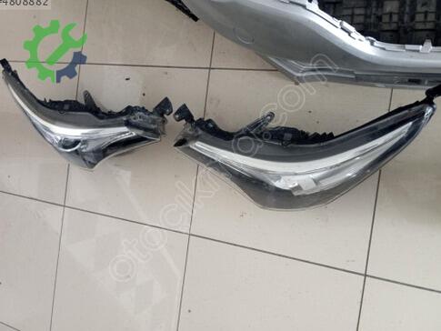 Toyota Avensis Sağ Ön Far çıkma parça