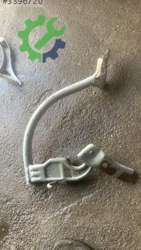 Audi A4 Sağ Bagaj Menteşesi çıkma parça