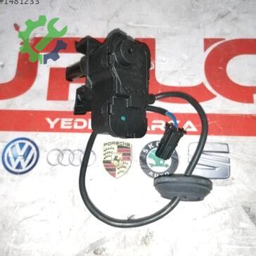 Volkswagen Polo Depo Kapağı 5C6810773H çıkma parça