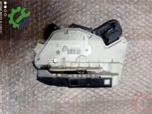 Volkswagen Passat Orijinal Çıkma Kapı Kilidi 5E0839015A