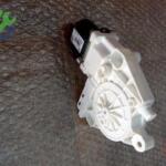Volkswagen Golf Orijinal Çıkma Cam Motoru 5K0959702J