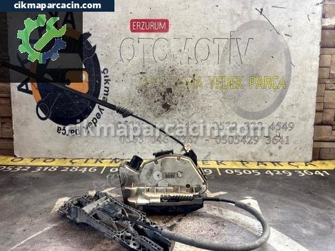 Volkswagen VW CC Sağ Ön Kapı Kilidi çıkma parça