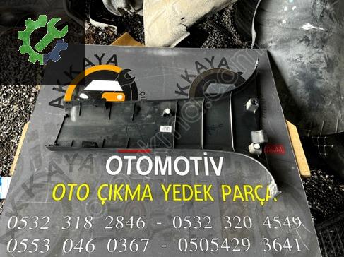 Mitsubishi L200 Orta Direk Kaplaması 7211A384ZZ çıkma parça