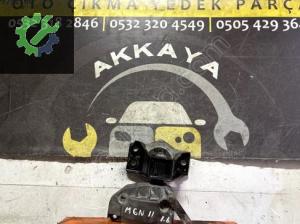 8200209833-8200209834 MEGANE 2 Çıkma 1.6 Motor Kulağı