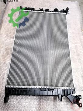 Audi A5 Motor Su Radyatörü 8K0121251AJ çıkma parça