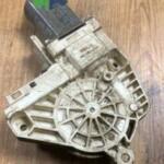 8K0959801A  skoda süperb sol ön cam motoru