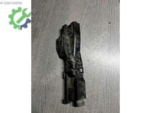 BMW E46 RADYATÖR YAN BAKALİT 1436246