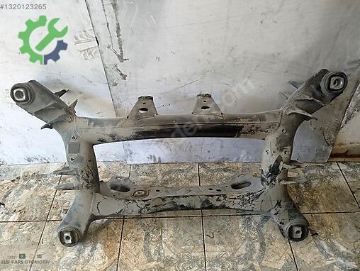 BMW 4 Serisi Arka Travers çıkma parça