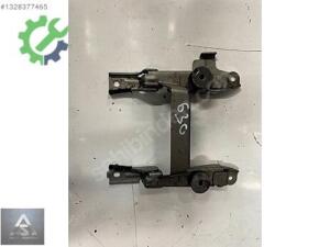 BMW G30 ORTA KONSOL ALT TUTUCU 9349042