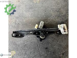 F30 SOL ARKA CAM KRİKOSU 5YY0615