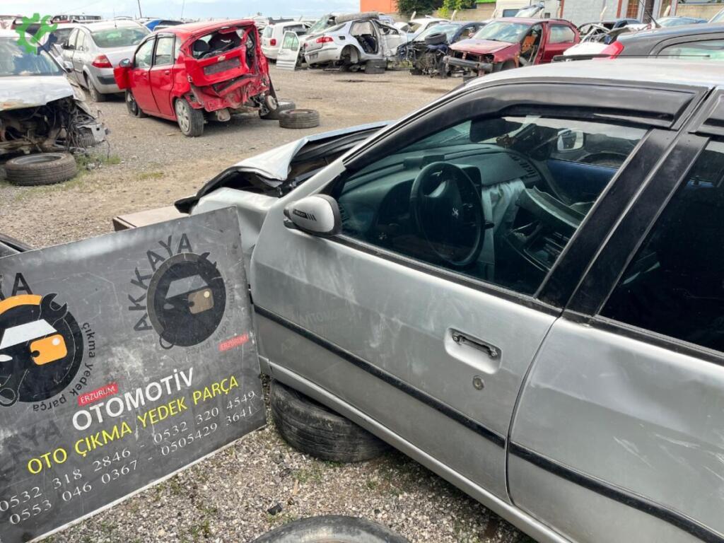 Peugeot 306 Sol Ön Kapı çıkma parça