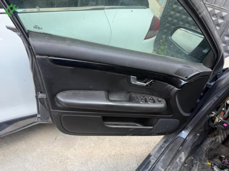 Audi A4 Kapı Döşemesi çıkma parça