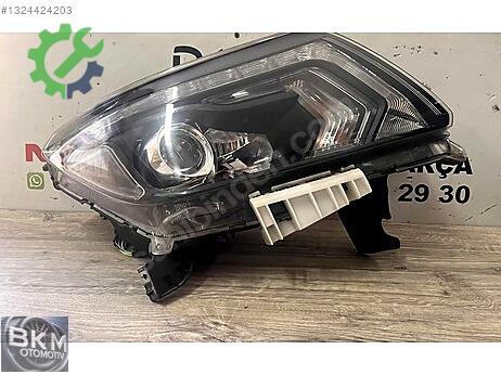 Nissan Navara Sağ Ön Far çıkma parça