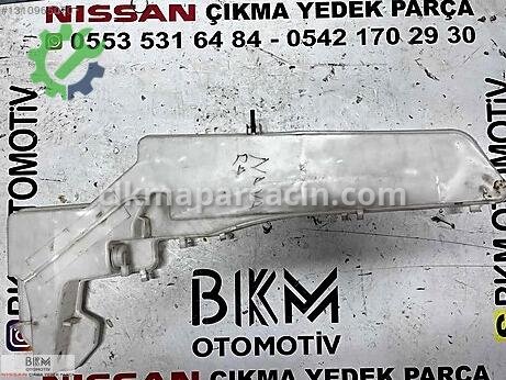 Nissan Navara Cam Suyu Deposu çıkma parça