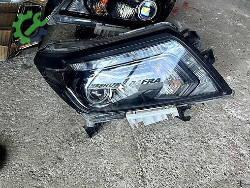 Nissan Navara Sağ Ön Far çıkma parça