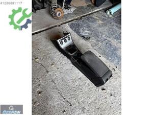 VOLKSWAGEN PASSAT B6 ORTA KONSOL ÖZEREN YEDEK PARÇA 05301368927