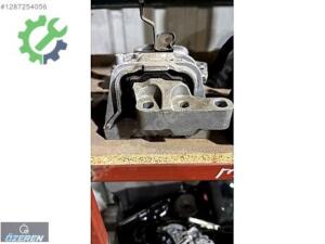 VOLKSWAGEN PASSAT B6 SAĞ SOL MOTOR KULAĞI ÖZEREN YEDEK PARÇA