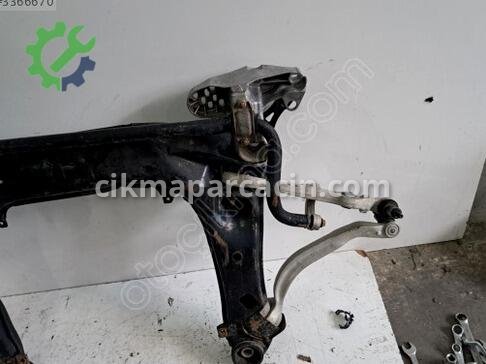 Audi A4 Travers çıkma parça