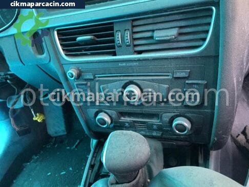 Audi A4 Teyp çıkma parça