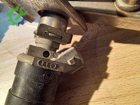 Audi A4 Enjektör 050133681A çıkma parça