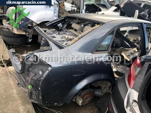Audi A4 Sağ Arka Çamurluk çıkma parça