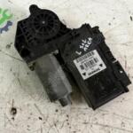AUDİ A4 SOL ARKA KAPI CAM MOTORU