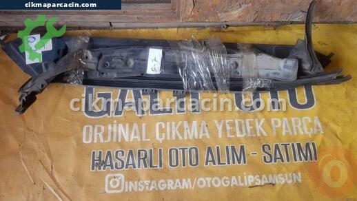 Audi Q7 Ön Cam Izgarası çıkma parça