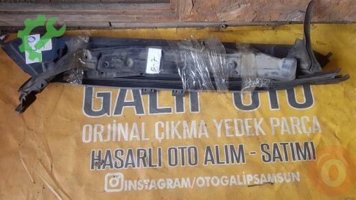 Audi Q7 Ön Cam Izgarası çıkma parça